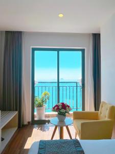 芽庄Putin Nha Trang Hotel的客厅设有海景大窗户