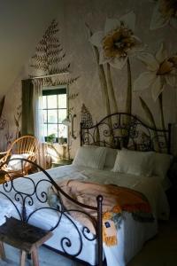 阿灵索斯Boutiquehotell Dahlbogården的卧室配有一张墙上鲜花的床