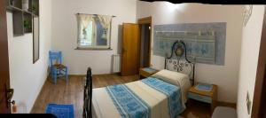 AustisAZIENDA AGRITURISTICA S'ARGALASI - B&B - AFFITTACAMERE Loc S'Argalasi Austis的一间卧室配有一张床和一把椅子