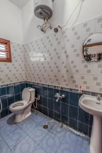 班加罗尔HomeSlice Hangout的一间带卫生间和水槽的浴室