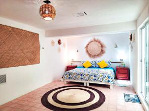 科苏梅尔Casa Isabella的卧室配有一张床,地板上铺有地毯