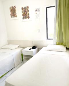 马塞约马塞约海滨宾馆的客房设有两张床和窗户。