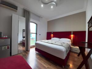 舍夫沙万贝尔肯布鲁公寓式酒店的一间卧室设有一张大床和红色的墙壁