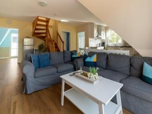 巴斯托夫Cozy Apartment in Bastorf with Garden的客厅配有蓝色的沙发和桌子