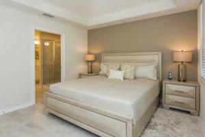 基西米Awesome Apartment at Storey Lake SL47318的一间卧室配有一张带2个床头柜和2盏灯的床。