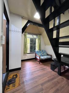 古打毛律Saiheng Cabin Homestay的一间带楼梯和沙发的客厅