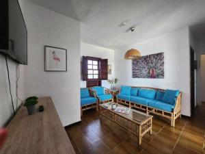 卡勒达德福斯特Villa Salada on the Ocean Shore的客厅配有蓝色的沙发和桌子