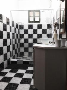 马里卡Casa temporada maricá的黑白浴室设有水槽和浴缸。