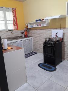 马里卡Casa temporada maricá的客房内的厨房配有炉灶烤箱