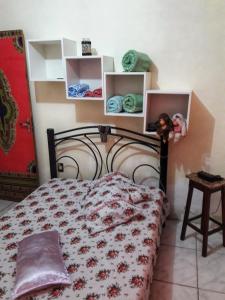 马里卡Casa temporada maricá的一间卧室设有一张床和一扇红色的门