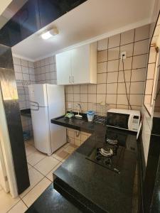 卡达斯诺瓦斯diRoma Fiori - Apartamentos JN的小厨房配有炉灶和冰箱