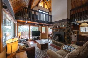 莱文沃思Leavenworth Mountain View Cabin w/ Space to Hike的带沙发和壁炉的客厅