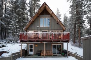 莱文沃思Leavenworth Mountain View Cabin w/ Space to Hike的雪中带甲板的房子