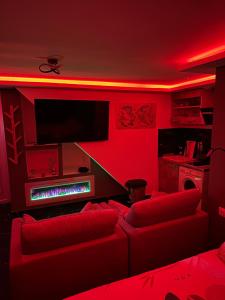 巴涅奥莱Sweet home的红色的客厅配有沙发和壁炉