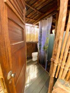 拉戈斯Magical Treehouse的一间带卫生间和木门的浴室