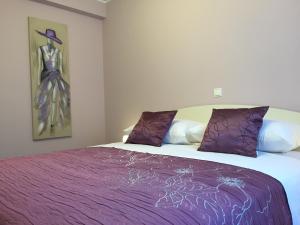 克尔克Apartments Sanbrandin的一间卧室配有一张带紫色毯子的床