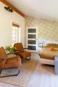 施皮尔Logies-Spier的客厅配有两张床和两把椅子