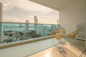 卡塔赫纳Wynwood Las Flores in Cartagena的白色的客房设有大窗户和椅子