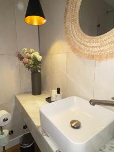 格兰杜拉Grândola Suites - Suite Afonso的浴室设有白色水槽和镜子