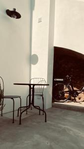 格兰杜拉Grândola Suites - Suite Afonso的桌子和椅子以及自行车