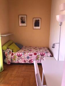 塞维利亚Familia Anfitriona acoge terraza的小卧室配有一张带鲜花毯子的床