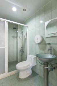 恒春古城县城旅游之家的一间带卫生间和水槽的浴室