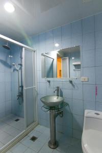 恒春古城县城旅游之家的一间带水槽、淋浴和卫生间的浴室