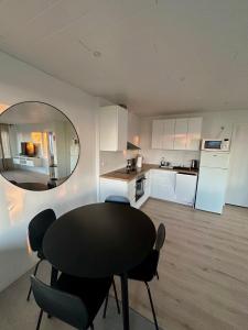 雷克雅未克Charming 1-bedroom condo with stunning view的厨房以及带桌椅的用餐室。