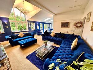 阿斯克PENDERI HOUSE USK SOUTH WALES的大型客厅配有蓝色的沙发和桌子