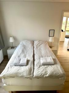 雷克雅未克Charming 1-bedroom condo with stunning view的一张白色的床,上面有两个白色的枕头