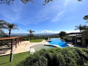 圣安娜CR MARIPOSA RENTALS Comfortable penthouse, AC, pool, gym, tennis的享有庭院内游泳池的景色