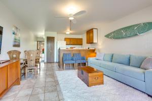 考纳卡凯Kaunakakai Home at Molokai Shores with Pool!的一间带蓝色沙发的客厅和一间厨房