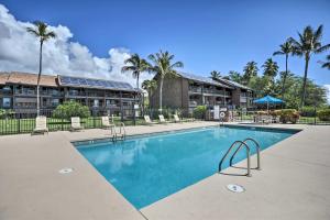 考纳卡凯Kaunakakai Home at Molokai Shores with Pool!的度假村前的游泳池