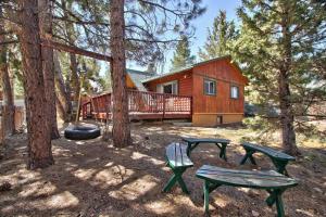 大熊湖Los Osos w/ Privarte Spa and BBQ的小屋设有两张野餐桌和一所房子