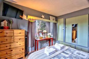 大熊湖Los Osos w/ Privarte Spa and BBQ的一间卧室配有一张床、一个梳妆台和一扇窗户。