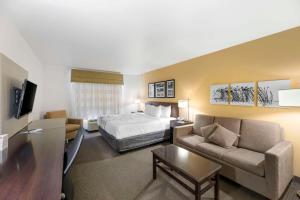 卡尔斯巴德Sleep Inn & Suites Carlsbad Caverns Area的酒店客房,配有床和沙发