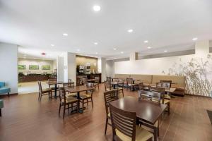 卡尔斯巴德Sleep Inn & Suites Carlsbad Caverns Area的餐厅内带桌椅的用餐室