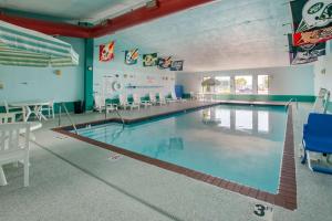 绿湾体育馆区品质宾馆的大房间的一个大型游泳池