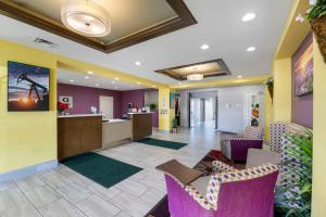 卡尔斯巴德Quality Inn & Suites Carlsbad Caverns Area的医院的大厅,有紫色和黄色的墙壁