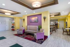 卡尔斯巴德Quality Inn & Suites Carlsbad Caverns Area的医院的大厅,有椅子和桌子