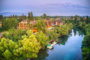 白鱼镇The Pine Lodge on Whitefish River, Ascend Hotel Collection的享有河上度假胜地的空中景致