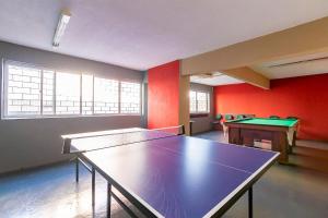 库里提巴Edifício Milena的一间空房间,里面装有乒乓球桌