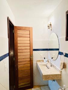卡诺格布拉达Villa do Nino的一间带水槽和镜子的浴室