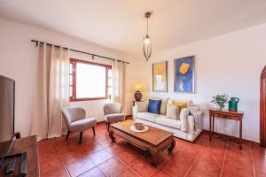 Caleta de CaballoSweet Marea的客厅配有沙发和桌子