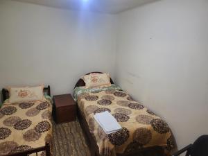 塔里哈Edén的一间客房内配有两张床的房间