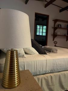圣卡洛斯Kasi at Paradise的坐在床边桌子上的金灯