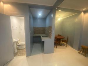 san juan la unionLakayo Hillside Apartelle的一间带卫生间、水槽和桌子的浴室