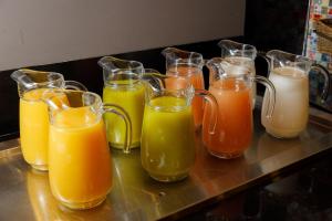 墨西哥城墨西哥佩德雷加尔卡米奥真实酒店的玻璃瓶中各种果汁的一组