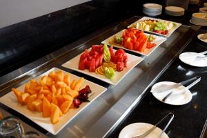 墨西哥城墨西哥佩德雷加尔卡米奥真实酒店的包括三盘水果和蔬菜的自助餐