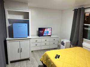 迈阿密SERENE FULL BED NEAR DOLPHIN MALL/FIU的一间卧室配有一张床和一台平面电视